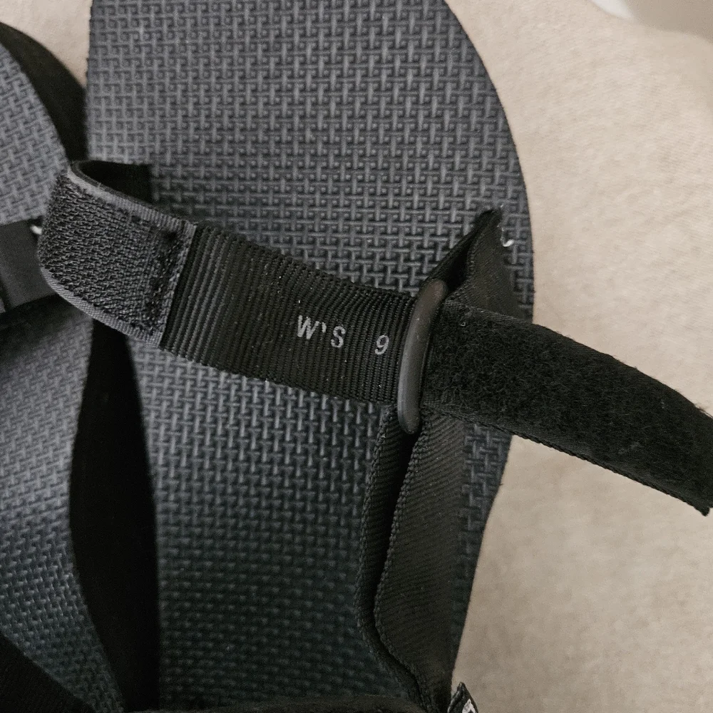 Teva Flatform Universal Sandal Size 9. - Picture 8 of 9